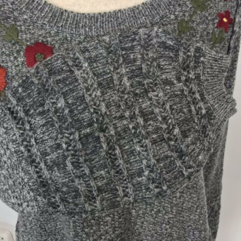 Knox Rose Sharkbite Embroidered Sweater Gray Crewneck Flowers Womens Size XS - Picture 7 of 10